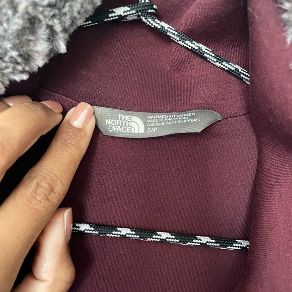 The North Face Woman’s Burgundy Hybirnation Thermal 3D Faux Fur Gorpcore Vest - Picture 5 of 7